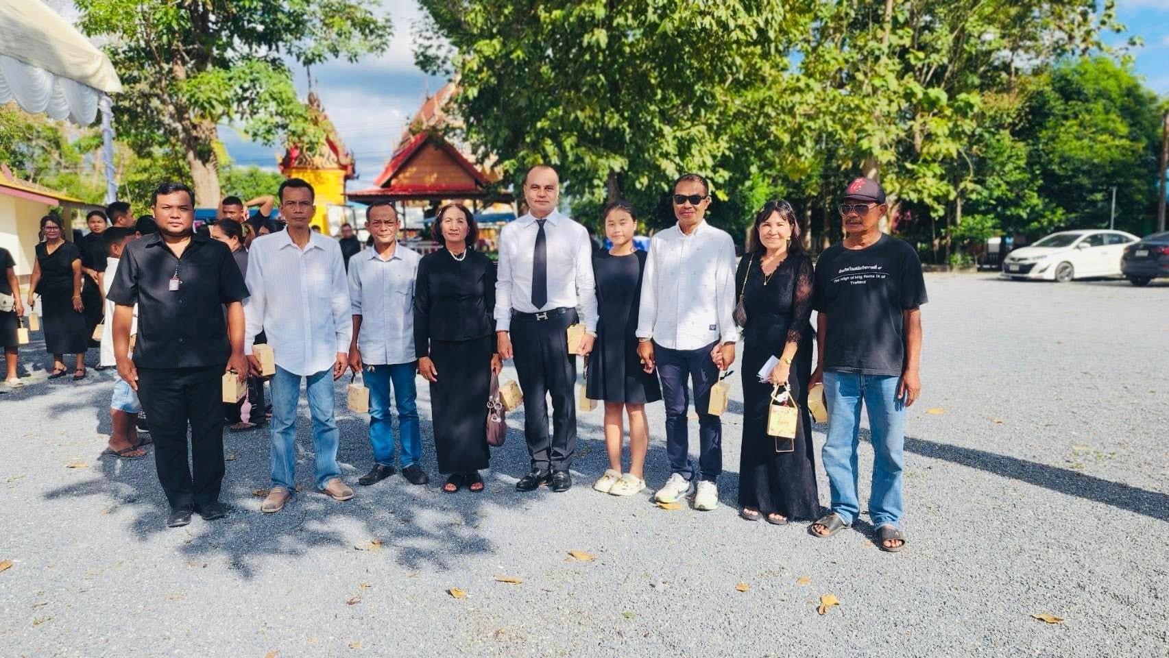 ร่วมงานบำเพ็ญกุศลศพและแสดงความอาลัย